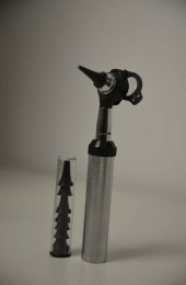 Основні компоненти для отоскопії з набору LTI-109: готовий до роботи отоскоп та змінні вушні воронки, складені в контейнер