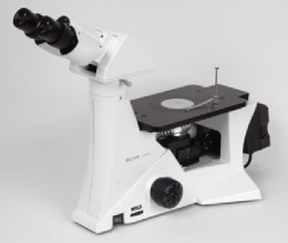 Інвертований мікроскоп MCXI700 GOLD білого кольору, призначений для ветеринарних та лабораторних досліджень. Чітко видно окуляри, предметний столик та елементи фокусування