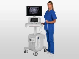 Ветеринарний лікар проводить ультразвукове дослідження за допомогою сканера MyLab X75 VET. Фото демонструє компактні розміри, мобільність та ергономіку апарату в клінічних умовах