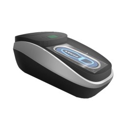 Компактний пристрій сірого кольору з обтічними формами, що має інтегровану платформу для ноги для автоматичного надягання бахіл.