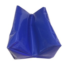 М-подібна фіксаційна подушка для тварин насиченого синього кольору, виготовлена з глянцевого ПВХ матеріалу, на білому фоні