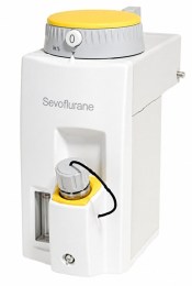 Випарник анестетика севофлуран для ветеринарної медицини. Пристрій білого кольору з жовтим регулятором та вікном контролю рівня. Забезпечує точне дозування