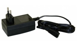 Чорний прямокутний блок живлення з євровилкою (дві круглі ніжки) та інтегрованим чорним кабелем. Кабель звитий і закінчується розємом, що підключається до пристрою. Цей адаптер є зарядним пристроєм.