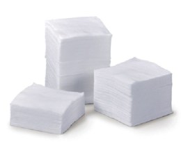 Витратні матеріали для ветеринарії: неткані тампони блоками на білому фоні, готові до використання