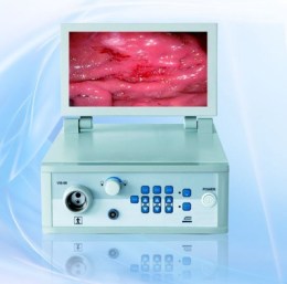 Компактна ветеринарна ендоскопічна система VIS-BF-001 Vet (моноблок) зі 12-дюймовим екраном, на якому відображається збільшене зображення запаленої слизової оболонки. Передня панель містить розєм для ендоскопа, ручки та кнопки керування