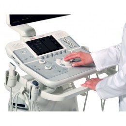 Крупний план панелі керування ультразвукового ветеринарного апарату MyLab x5 Vet. На фото видно руки лікаря в білому халаті, що працює з трекболом та кнопками, демонструючи зручність використання приладу для ветеринарної діагностики