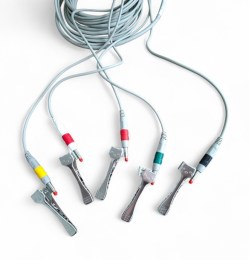 Кабель ветеринарного електрокардіографа Е-3 з 5 електродами-затискачами типу Крокодил. Кольорове маркування штекерів відповідає ветеринарним стандартам для швидкого підключення дрібних тварин