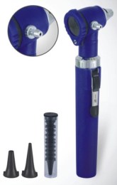 Синій кишеньковий ветеринарний отоскоп LTI-303 у зібраному вигляді. Поруч показано вушні воронки та тубус з воронками. Вгорі зліва є збільшене зображення головки отоскопа з портом для пневмотесту.