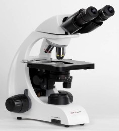 Бінокулярний мікроскоп Pink MC50 LED. Вид спереду демонструє білий корпус, чорна бінокулярна насадка Arctype, револьвер з обєктивами та подвійний механічний предметний столик