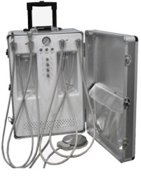 Портативна ветеринарна стоматологічна установка у вигляді відкритої валізи: видно шланги для наконечників, панель керування та педаль.